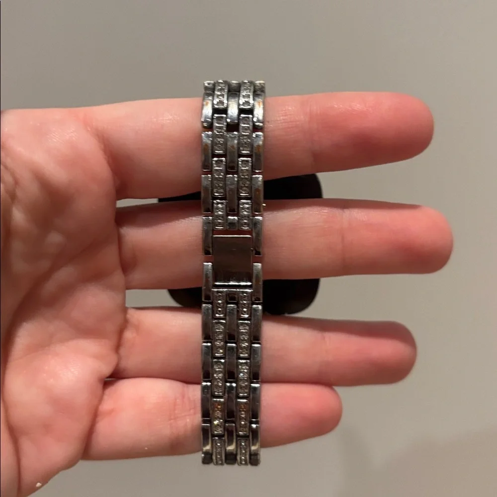 FITBIT WOMEN’S FITNESS TRACKER, Great Used Condition! Comes w/ Charger and Band
